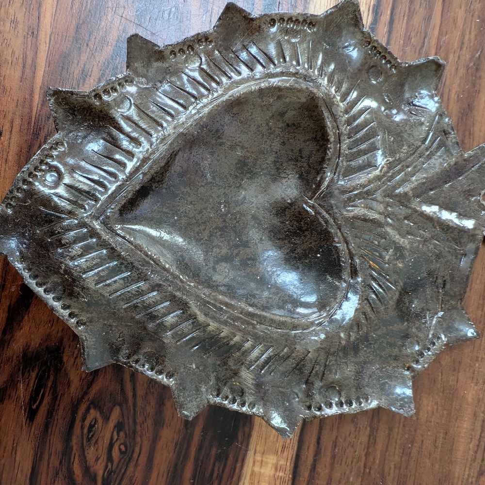 Vintage Mexican Tin Sacred Heart Ex-Voto Milagro Wall Hanging Folk Art - Picture 2 of 9